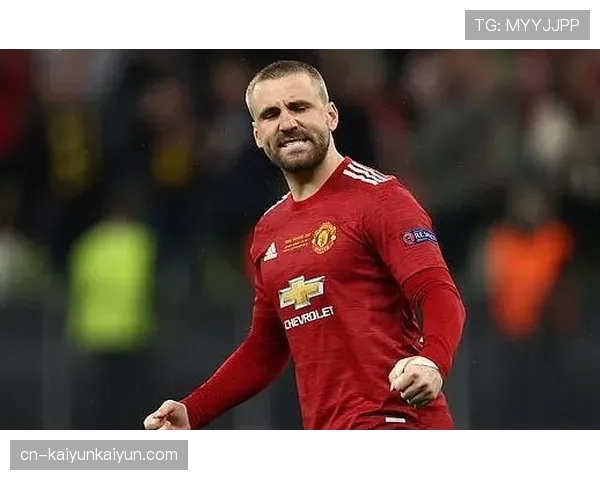 特写：时隔九个月，曼联后卫卢克-肖在复出训练课上的笑容